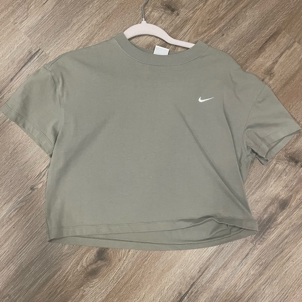 Nike Women's Sage Green Short Sleeve Crop Top - NWOT